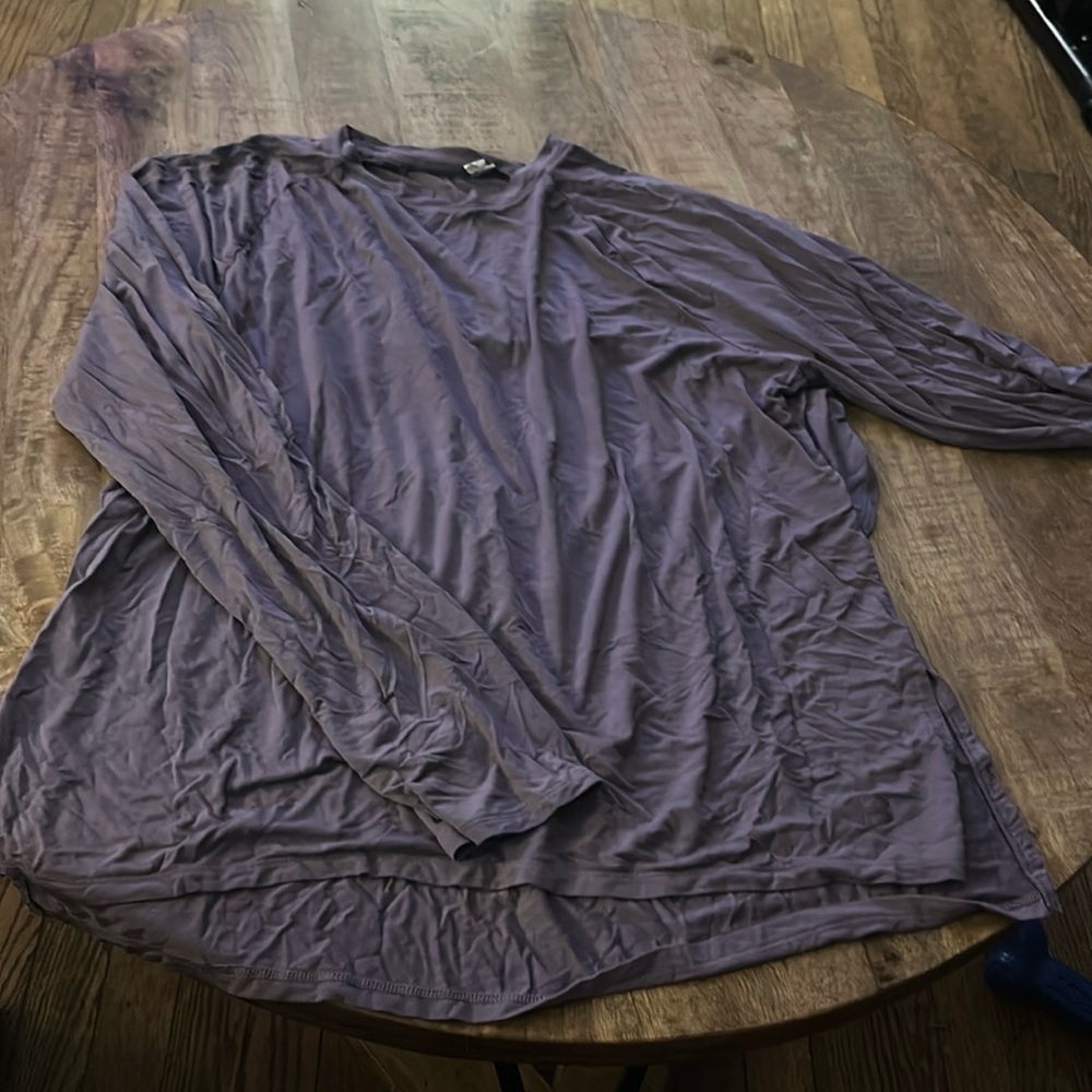 XL mauve under armor long sleeve shirt. Never worn.